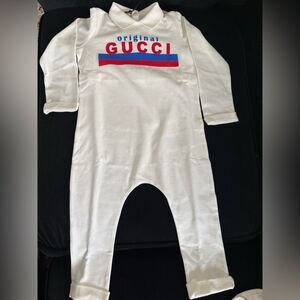 New with box Gucci Original Logo Onesie Set w/ Bib & Box | 18–24M
